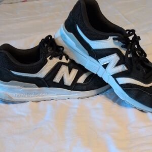 New Balance 997H Black & White Athletic Tennis Shoes - Women's 10 / Men's 8.5